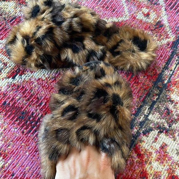 Abercrombie & Fitch Leopard Furry Slippers Size 6/7 - Picture 3 of 6